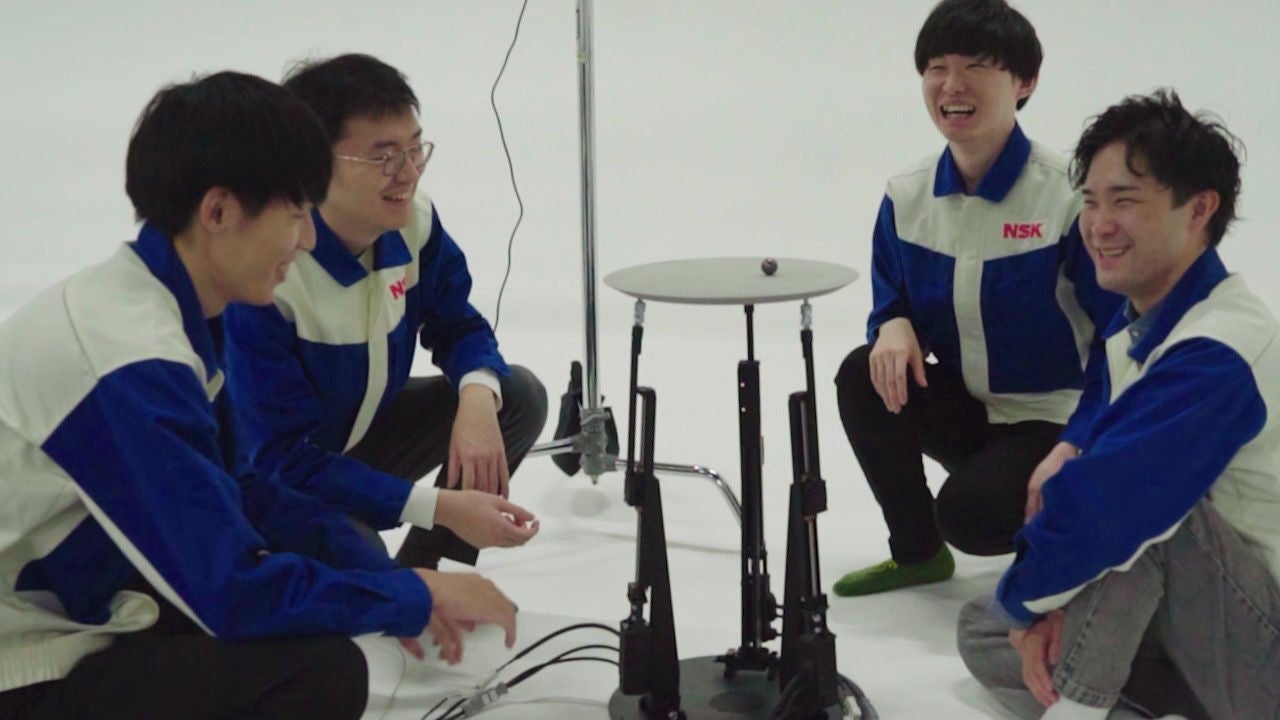 機構を組み立てるNSK社員